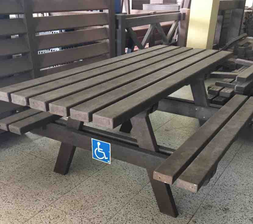 Banco de cepillos de dientes reciclados